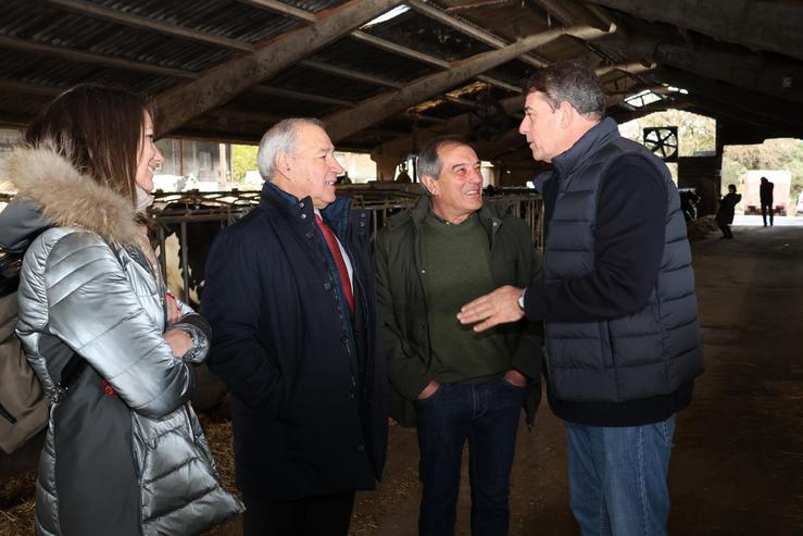 O secretario xeral do PSdeG, José Ramón Gómez Besteiro, visita unha explotación en Guntín (Lugo). PSDEG / Europa Press