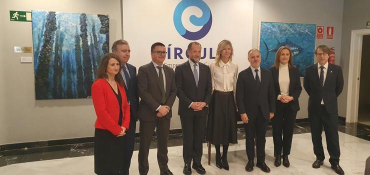 O presidente de Abanca, Juan Carlos Escotet, con autoridades antes do xanto coloquio ofrecido polo Círculo de Empresarios de Galicia, en Vigo, a 23 de xaneiro de 2025.. CÍRCULO DE EMPRESARIOS DE GALICIA / Europa Press