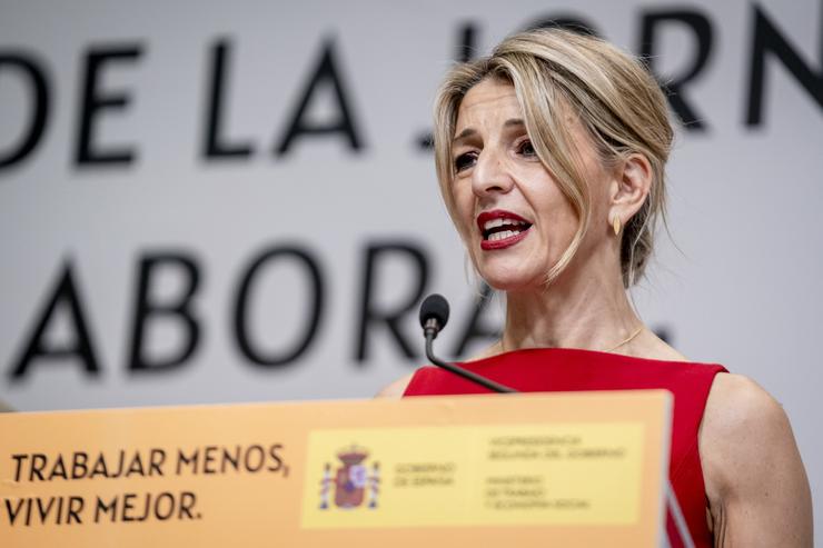 Arquivo - A vicepresidenta segunda e ministra de Traballo e Economía Social, Yolanda Díaz, ofrece unha rolda de prensa tras a firma do acordo para a redución da xornada laboral, no Ministerio de Traballo e Economía Social, a 20 de decembro de 20. A. Pérez Meca - Europa Press - Arquivo