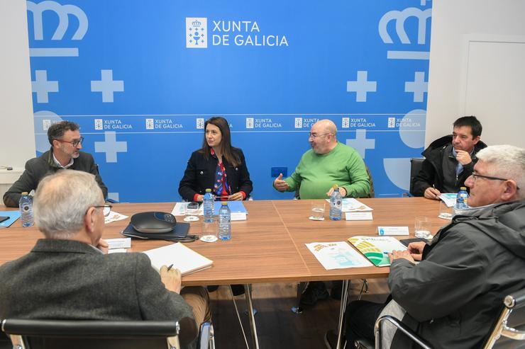 A conselleira do Medio Rural, María José Gómez, reunida co secretario xeral de Unións Agrarias (UU.AA.), Roberto García, e con outros responsables da organización / MONICA ARCAY CARRO