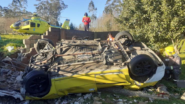 Imaxe dun vehículo sinestrado tras o accidente / BOMBEIROS PROVINCIAIS DA CORUÑA