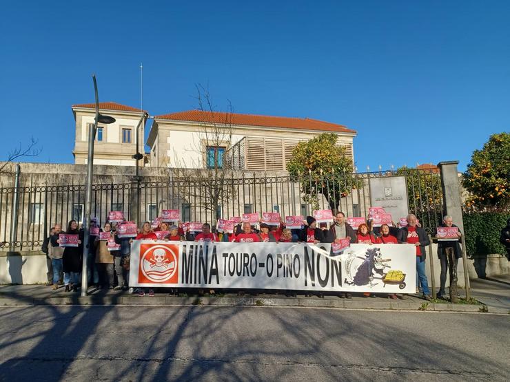 Protesta en Santiago contra a reactivación da mina de Touro. / Europa Press