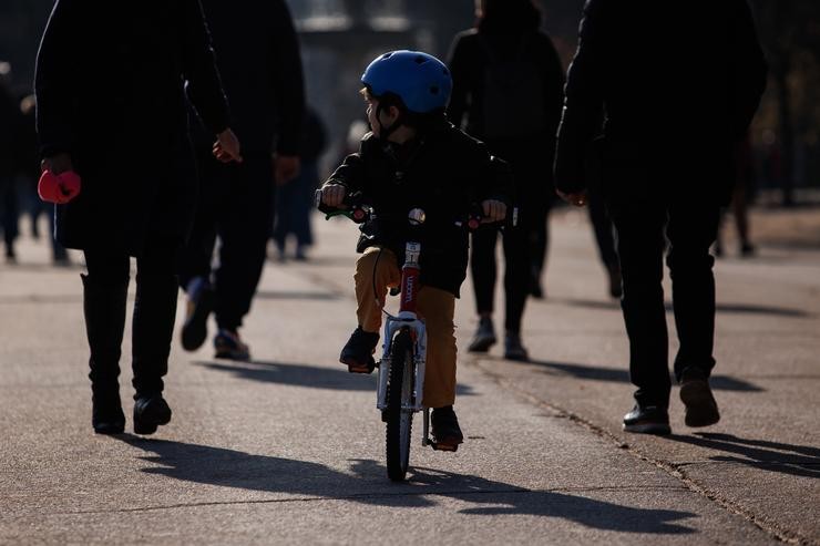 Un neno pasea na súa bicicleta / Alejandro Martínez Vélez - Arquivo