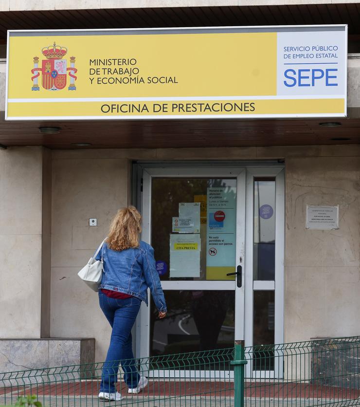 Arquivo - Unha muller entra a unha oficina do SEPE, a 1 de outubro de 2024, en Madrid.. Marta Fernández Xara - Europa Press - Arquivo / Europa Press