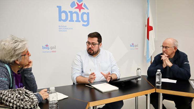 Reunión do portavoz do BNG en Vigo, Xabier Pérez Igrexas, con membros da plataforma 