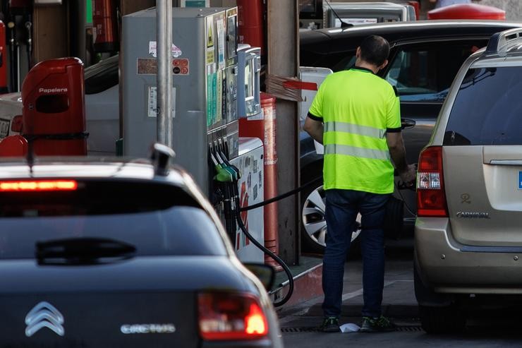 Arquivo - Un home bota carburante ao seu vehículo nunha gasolineira, a 11 de outubro de 2023, en Madrid (España). Tras máis de tres meses seguidos con subidas nos prezos dos carburantes, as gasolineiras comezaron a rebaixar os prezos, sendo o. Alejandro Martínez Vélez - Europa Press - Arquivo / Europa Press