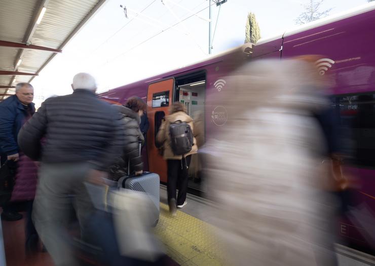 Arquivo - Varios viaxeiros soben a un tren na estación de Chamartín-Clara Campoamor / Eduardo Parra