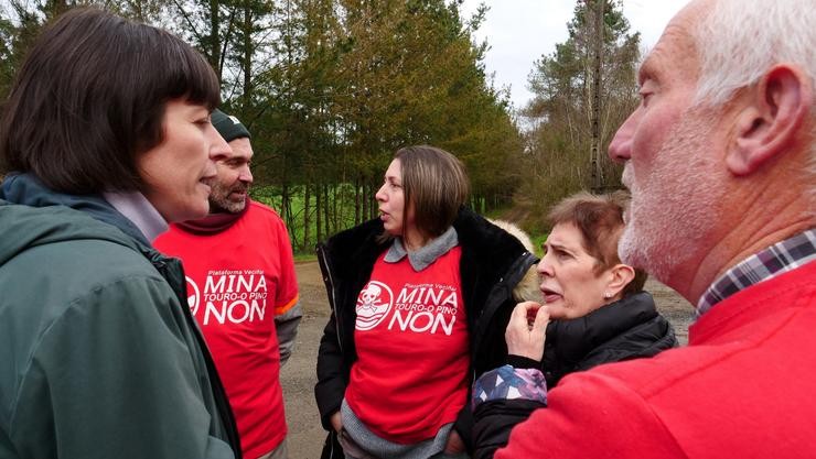 A portavoz nacional do BNG Ana Pontón con membros da plataforma contra a mina de Touro-O Pino. BNG / Europa Press