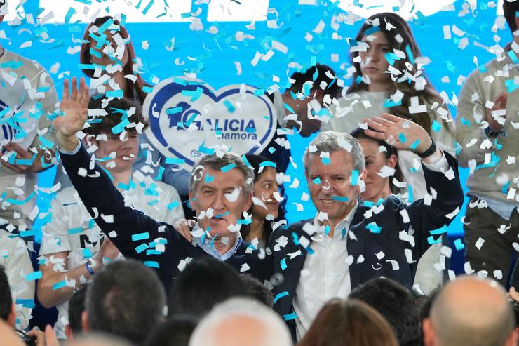 O presidente do Partido Popular, Alberto Núñez Feijóo (i), e o presidente do PP de Galicia e presidente da Xunta de Galicia, Alfonso Rueda (d), durante un acto do PP de Galicia, no Multiusos Fontes do Sar, a 15 de febreiro de 2025, en Santiago.. Álvaro Ballesteros - Europa Press 