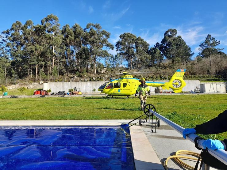 Rescate dun parapentista en Porto do Son. CONSORCIO CONTRA INCENDIOS E SALVAMENTO A Coruña / Europa Press