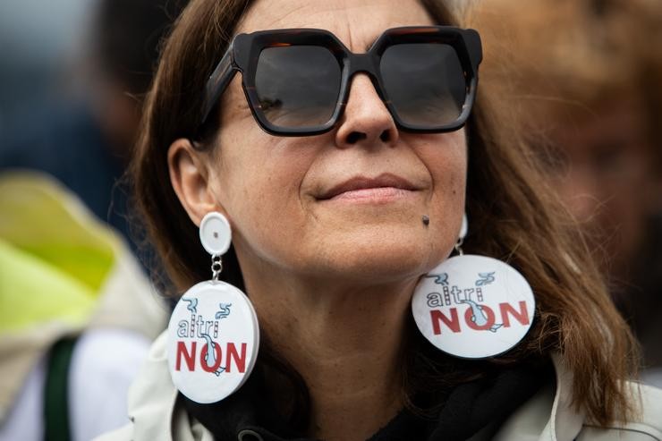 Unha muller protesta fronte á fábrica Ence durante unha nova manifestación contra as empresas de celulosa Altri e Ence, a 16 de xuño de 2024, en Pontevedra / Adrián Irago - Arquivo