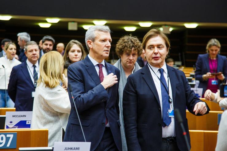 O presidente da Xunta, Alfonso Rueda, e o director xeral de Relacións Exteriores e coa Unión Europea, Jesús Gamallo, no Comité Europeo das Rexións.. XUNTA / Europa Press