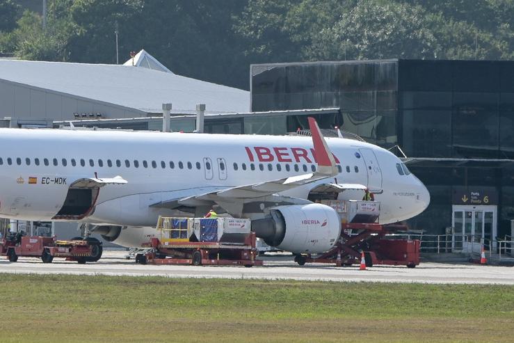 Arquivo - Avión de Iberia no aeroporto de Alvedro, A Coruña. M. Dylan - Europa Press - Arquivo