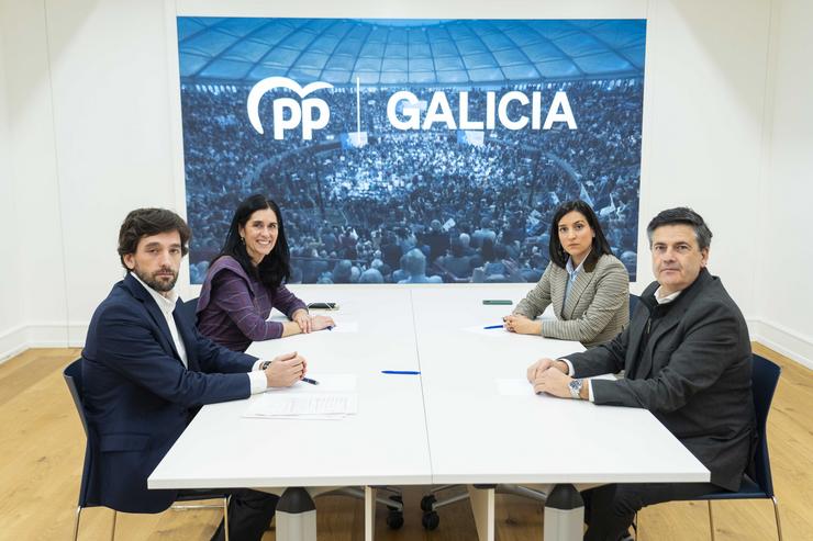 A secretaria xeral do PPdeG, Paula Prado, o eurodeputado Adrián Vázquez e a coordinadora de Xustiza e Interior do partido, Rebeca Domínguez. ÍÑIGO ROLÁN / Europa Press