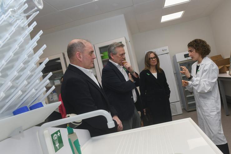 O conselleiro de Sanidade, Antonio Gómez Caamaño, visita o Centro de Fabricación de Terapias Avanzadas de Galicia, en Santiago.. XUNTA / Europa Press