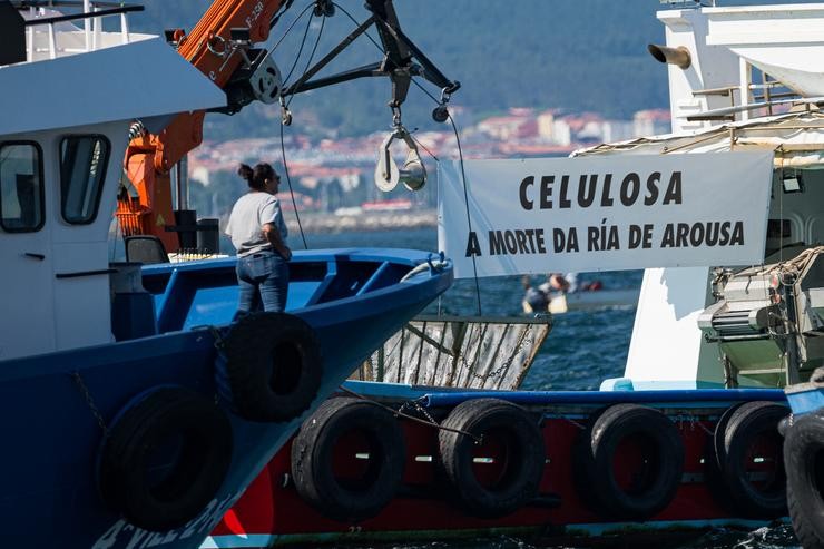 Varias persoas durante unha manifestación en barco contra Altri, a 12 de xuño de 2024, na Ría de Arousa 