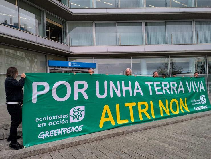 Protesta de ecoloxistas fronte a seda da Xunta en Viga en protesta pola autorización a Altri / remitida