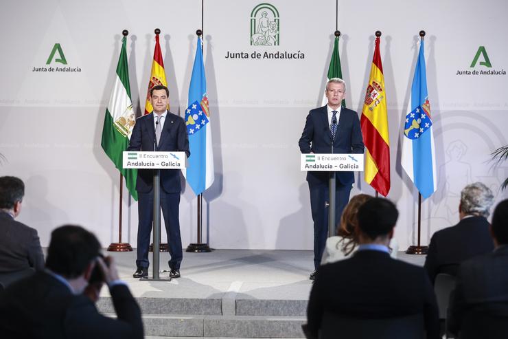 O presidente da Xunta de Andalucía, Juanma Moreno, (i) xunto ao presidente da Xunta de Galicia, Alfonso Rueda, (d) durante o II Atopo entre ambas as comunidades entre Andalucía e Galicia no Palacio de San Telmo, a 18 de marzo de 2025 en Sevilla / Rocío Ruz