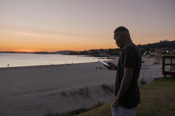 Un migrante observa a praia á súa chegada ao Hotel Baixamar de Sanxenxo, a 17 de setembro de 2024, en Sanxenxo, Pontevedra. Elena Fernández - Europa Press - Arquivo