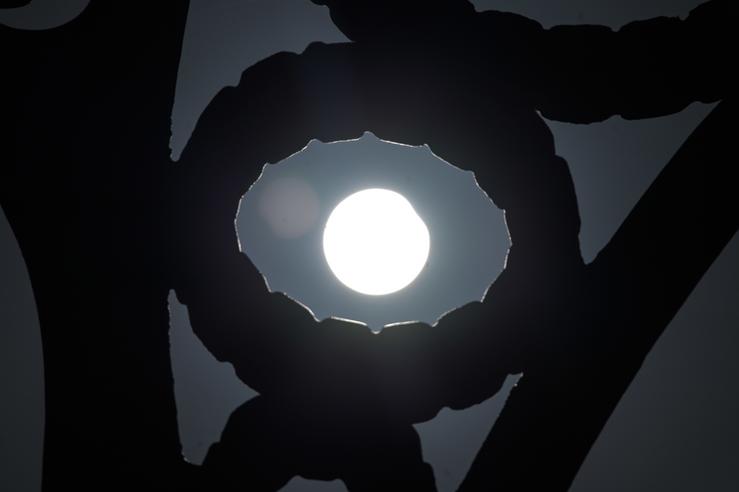 Eclipse parcial do sol visto desde o Cemiterio Municipal de San Amaro, a 29 de marzo de 2025, na Coruña, Galicia.. M. Dylan - Europa Press / Europa Press
