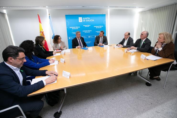 O conselleiro de Sanidade, Antonio Gómez Caamaño, e o presidente da Asociación Española contra o Cancro en Galicia, Germán Rodríguez-Saa, asinan un acordo / XUNTA