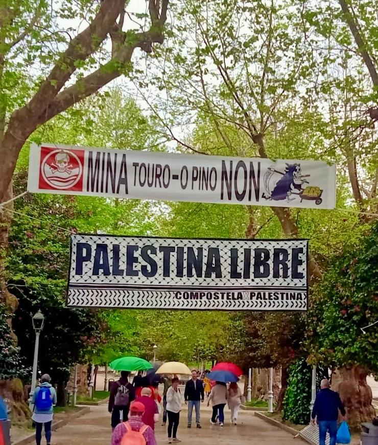 Pancarta na Alameda de Santiago contra a mina de Touro e o xenocidio do primeiro ministro de Israel, Netanyahu, en Gaza / remitida