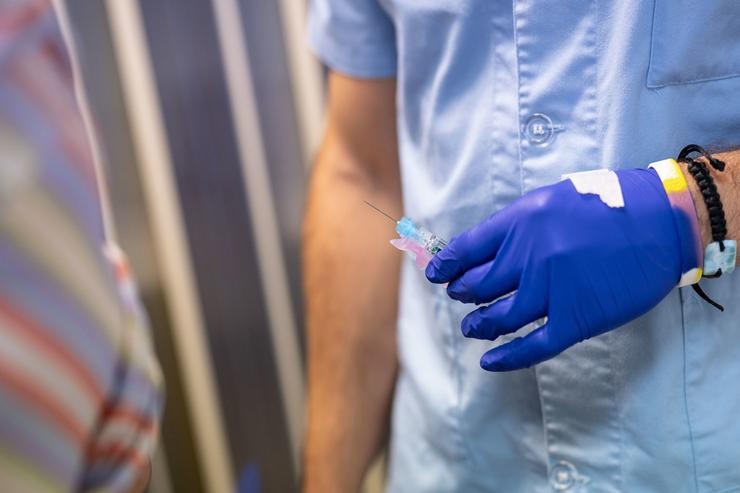 Arquivo - Un enfermeiro coa vacina da gripe no centro de Saúde de Habana-Cuba, a 18 de outubro de 2021, en Vitoria, País Vasco, (España). O Servizo Vasco de Saúde Osakidetza ofrece a maiores de 70 anos coa segunda dose da vacina contra a. Iñaki Berasaluce - Europa Press - Arquivo