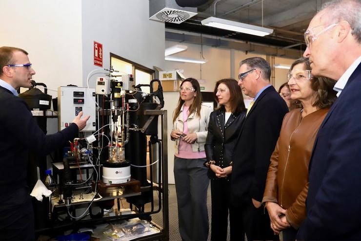 A conselleira de Medio Ambiente e Cambio Climático, Ángeles Vázquez, durante unha visita ás instalacións de ABCR Laboratorios / XUNTA