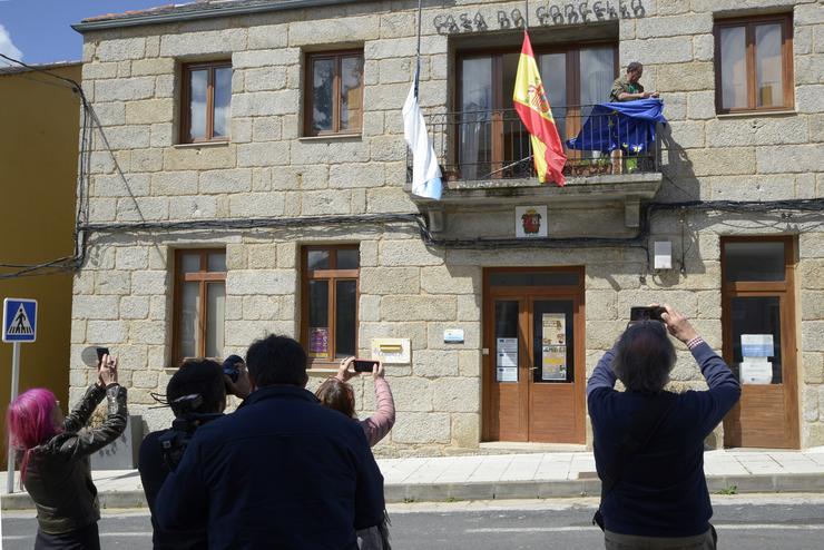 O Concello do Bolo pon as bandeiras a media hasta, a 7 de abril de 2025, no Bolo, Ourense / Rosa Veiga - Arquivo