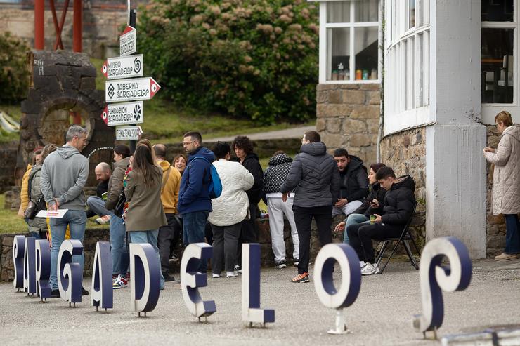 Un grupo de máis de 30 traballadores continúa ás portas da factoría Sargadelos, sen acceder aos seus postos de traballo, a 8 de abril de 2025, en Cervo, Lugo, Galicia (España). Carlos Castro 