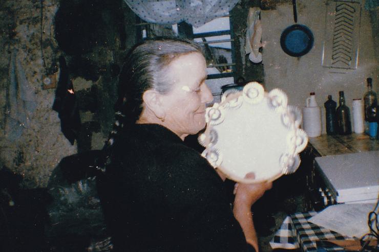 Adolfina Casás Rama fotografada pola musicóloga suíza Dorothé Schubarth en Vila da Igrexa Cerceda 