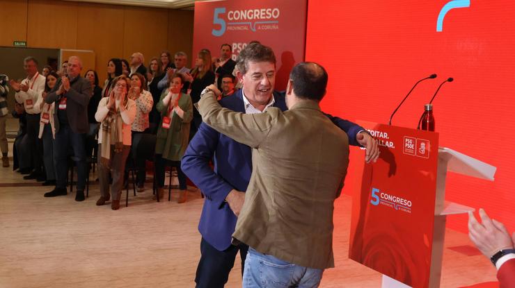 O secretario xeral do PSdeG, José Ramón Gómez Besteiro, xunto ao recentemente reelixido secretario provincial da Coruña,  Bernardo Fernández / PSDEG