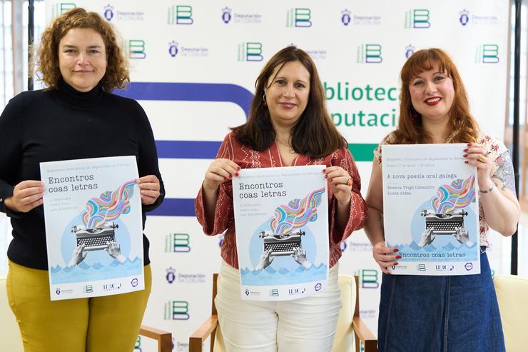 Técnica da Biblioteca Provincial, María Lema, a deputada de Cultura, Natividade González, e a presidenta de AGER, María Neto. DEPUTACIÓN DA CORUÑA 