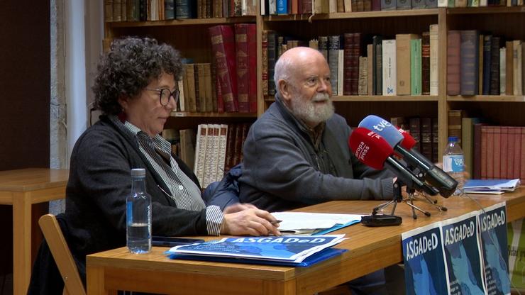 Portavoces da Asociación Galega na Defensa do Sistema Público de Dependencia e Discapacidade (Asgaded), Margarita Prieto e Francisco Vázquez, en rolda de prensa / ASGADED