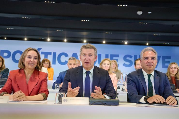 A secretaria xeral do PP, Cuca Gamarra, o presidente do PP, Alberto Núñez Feijóo, e o Vicesecretario Xeral de Política Autonómica e Municipal e Análise Electoral do PP, Elías Bendodo / Jesús Hellín