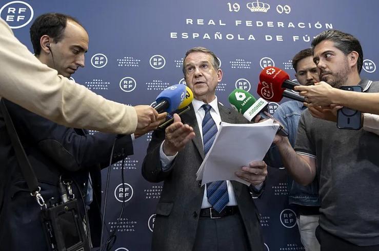 O alcalde de Vigo, Abel Caballero, tras a reunión na Cidade do Fútbol de Las Rozas (Madrid) sobre a candidatura da capital olívica como sede para o Mundial de 2030.. RFEF / Europa Press