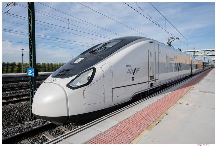Un dos trens AVE nunha estación española 