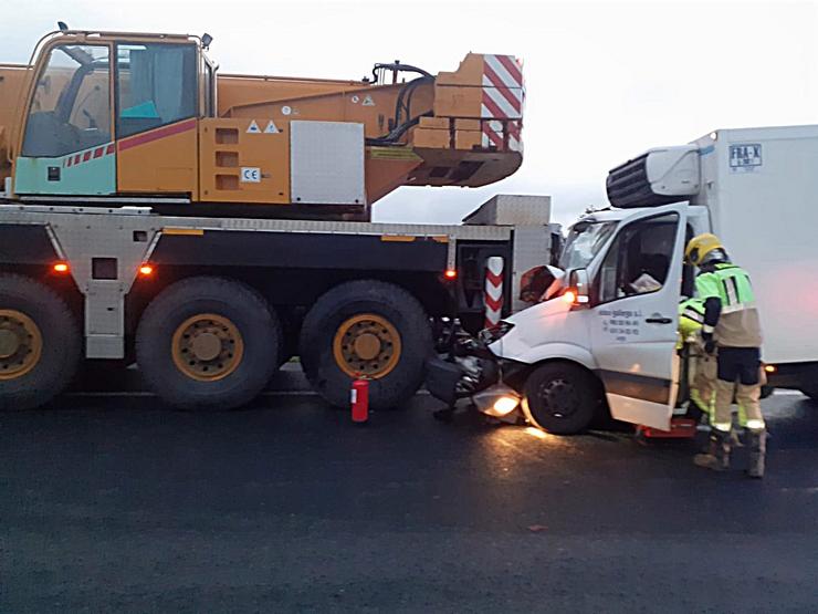 Colisión por alcance entre un vehículo guindastre e un furgón na AG-64, nas Pontes 