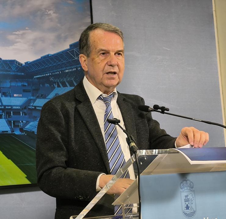 O alcalde de Vigo, Abel Caballero, informa en rolda de prensa  