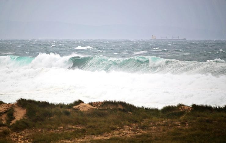 Arquivo - Praia de Doñinos, a 20 de outubro de 2023, en Ferrol, A Coruña, Galicia (España). A Xunta activou para hoxe a alerta vermella por temporal costeiro no litoral Norte e Noroeste da provincia da Coruña, incluíndo a cidade, e na costa l. Raúl Lomba - Europa Press - Arquivo 