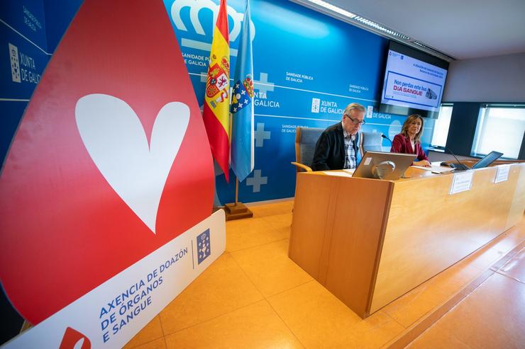 O conselleiro de Sanidade, Antonio Gómez Caamaño, e a presidenta de ADOS, Marisa López, durante a presentación dos datos da campaña de doazón de sangue de 2024, a 14 de maio de 2025 
