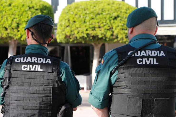 Patrulla de axentes da Garda Civil 