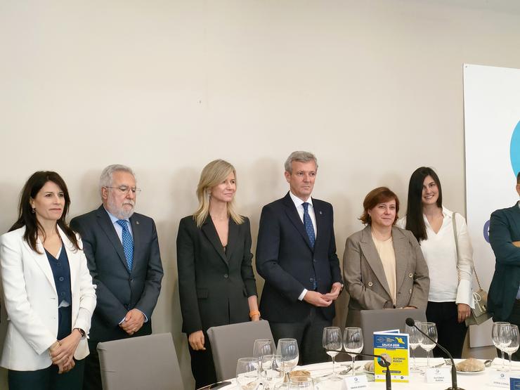 O presidente da Xunta, Alfonso Rueda, xunto á presidenta do Círculo de Empresarios de Galicia, María Borras, e o presidente do Parlamento de Galicia, Miguel Anxo Santalices, entre outras autoridades, nun xantar con empresarios en Vigo., 