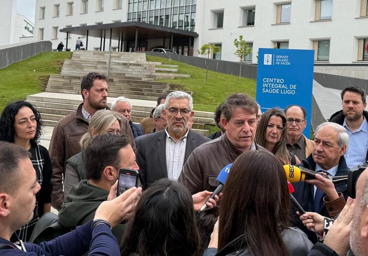 O secretario xeral do PSdeG, José Ramón Gómez Besteiro, ante o Centro de Saúde Integrado de Lugo xunto a outros cargos socialistas / PSDEG