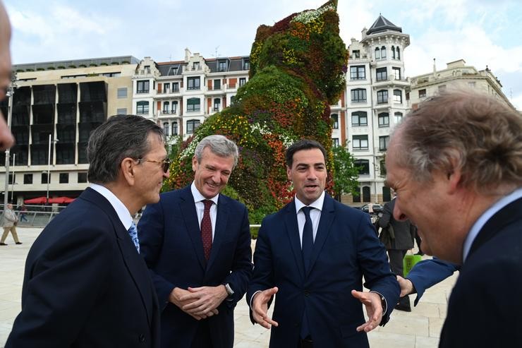 O presidente da Xunta de Galicia, Alfonso Rueda, e o Lehendakari, Imanol Pradales, antes de participar no 'Foro Axenda Atlántica' en Bilbao. DAVID DE HARO-EUROPA PRESS 