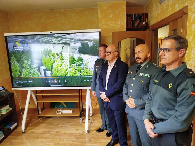 Rolda de prensa do subdelegado do Goberno en Ourense, Eladio Santos, con responsables da Garda Civil tras a desarticulación dunha banda que roubaba vivendas en Ourense.. SUBDELEGACIÓN DO GOBERNO 