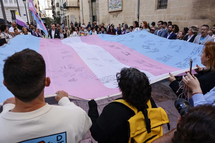 Decenas de persoas durante a concentración contra as emendas á Lei Trans da Comunidade Valenciana, no exterior das Cortes Valencianas, a 15 de maio de 2025, en Valencia, Comunidade Valenciana (España).. Rober Solsona - Europa Press 