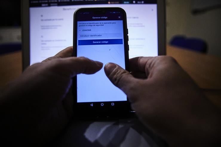 Arquivo - Unha persoa co móbil e o computador acesos, en Madrid (España), a 9 de febreiro de 2021.  Este martes 9 de febreiro celébrase o Día da Internet Segura, que nesta edición está inevitablemente marcado pola pandemia e o confinamient. Jesús Hellín - Europa Press - Arquivo