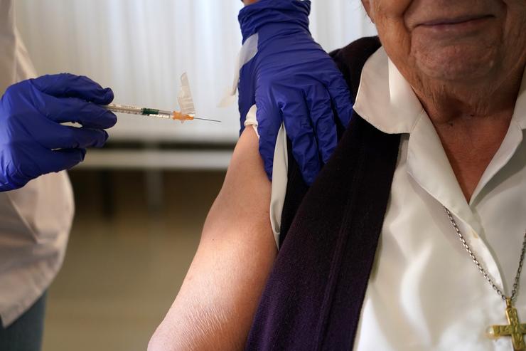 Arquivo - Os maiores reciben a vacina contra a gripe, a 9 de outubro de 2024, en Málaga, Andalucía (España). O 9 de outubro comeza a campaña de vacinación contra a gripe, dirixida aos internos en centros residenciais de maiores, persoas mayore. Álex Zea - Europa Press - Arquivo 