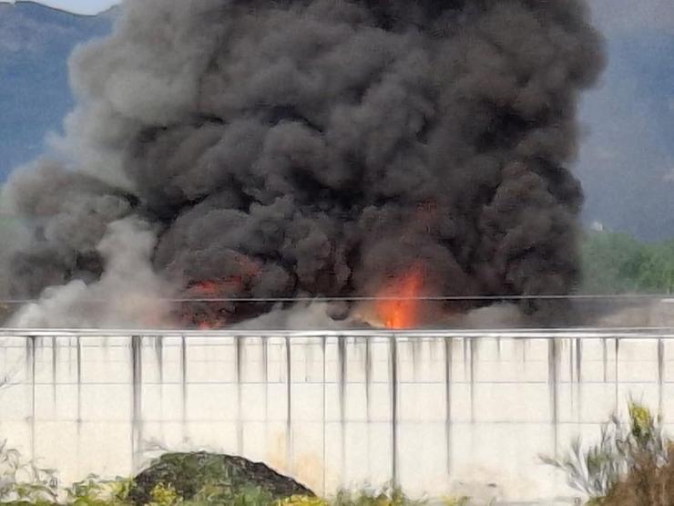Incendio nunha nave de xestión de residuos no Polígono dás Gándaras, no Porriño (Pontevedra).. CONCELLO DO PORRIÑO 